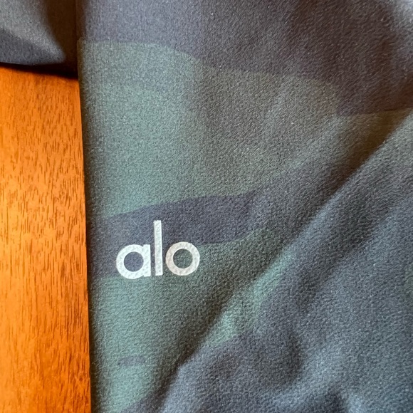Like new Alo yoga legging in Green Camo - Picture 4 of 6